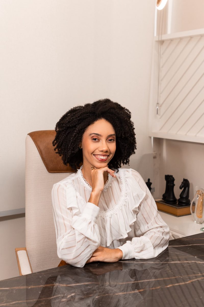 Isadora Nogueira em seu ambiente de trabalho